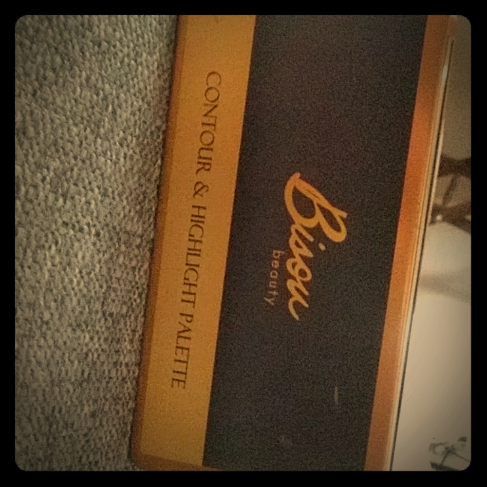 Contour and highlight palette from Bisou Beauty